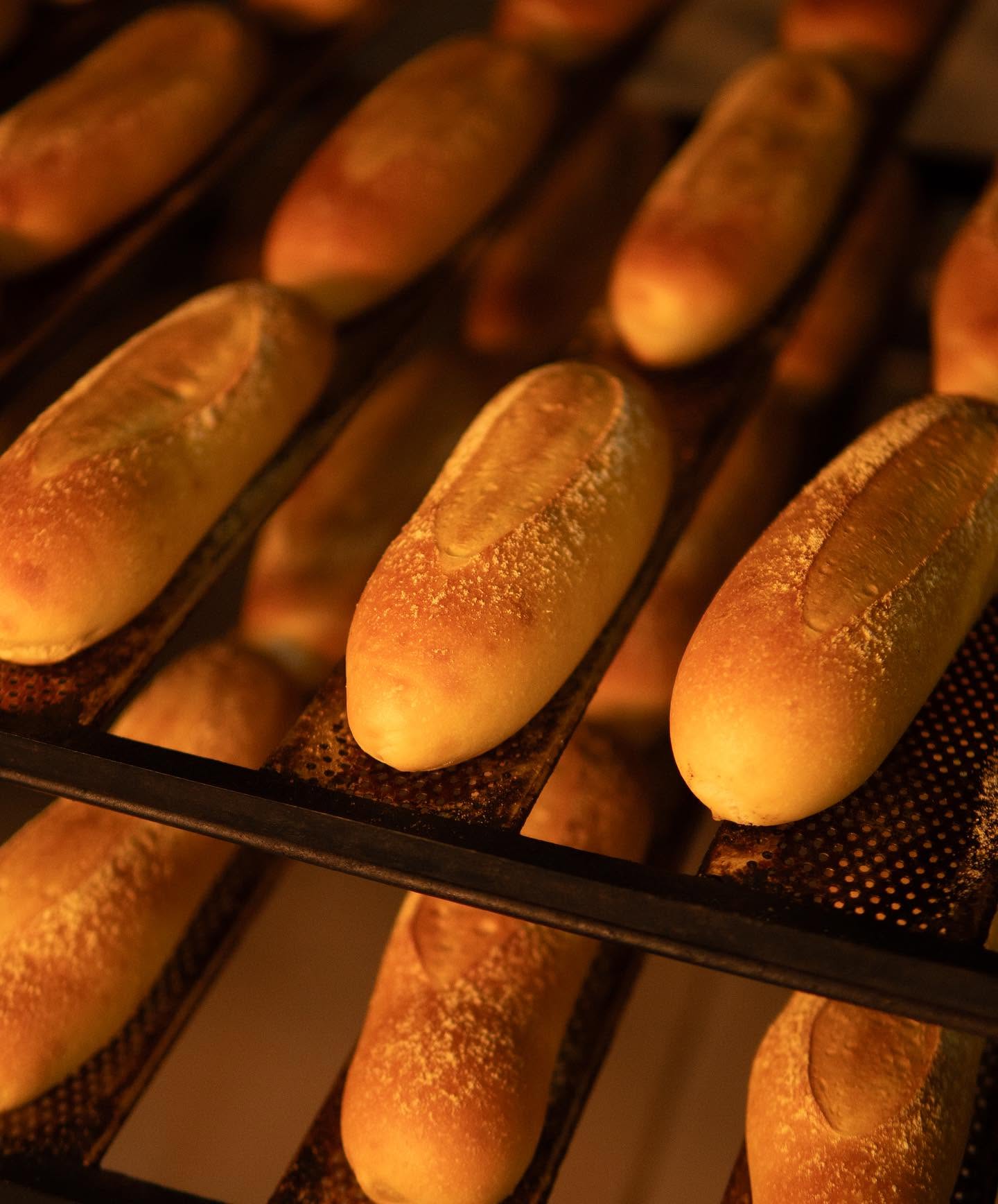 Pães fresquinhos saindo do forno
